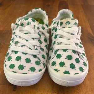 Dunes Sport Women's White/Green Clover Knotted Laces Elastized Heel Sneakers..9.